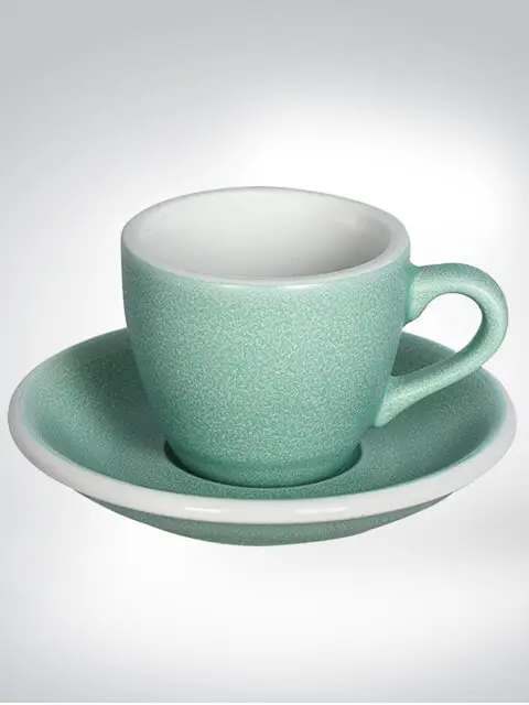 Grüne Kaffeetasse mit passender Untertasse, stilvoll und aus Keramik gefertigt, perfekt für den täglichen Gebrauch oder besondere Anlässe.