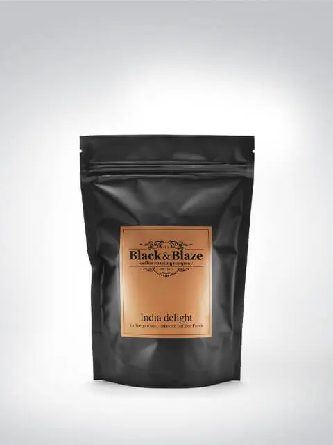 Verpackung des Black & Blaze Kaffeesorte 'India Delight', schwarze Tüte mit braunem Etikett