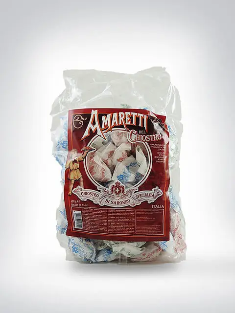 Eine Tüte mit italienischen Amaretti-Keksen von der Marke Amaretti del Chiostro, verpackt in farbenfrohem Papier.