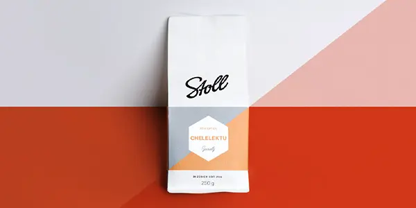 Verpackung von Stoll Kaffee, 250g, mit modernem Design auf zweifarbigem Hintergrund