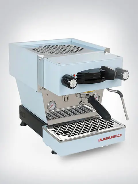 Blaue La Marzocco Siebträgermaschine mit zwei Manometern und Dampflanze