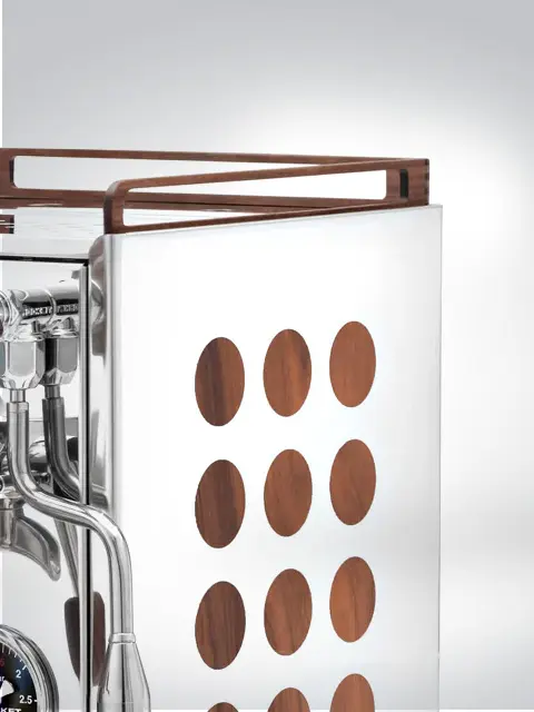 Detailansicht einer modernen Espressomaschine mit Chrom- und Holzdesign.