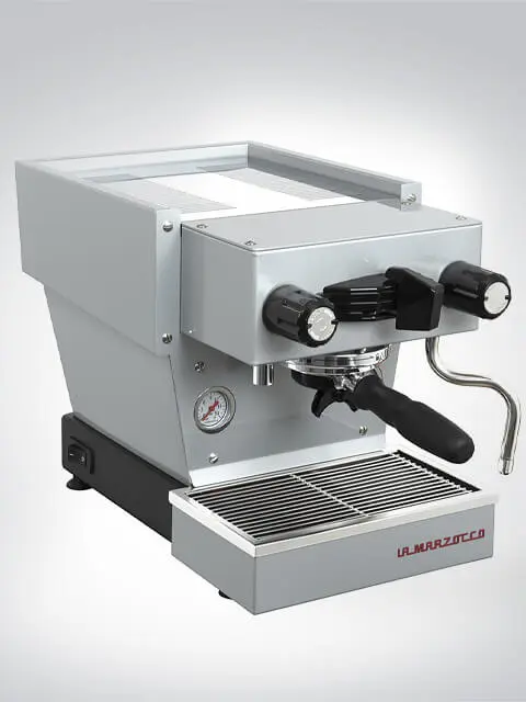 Moderne graue Espressomaschine von La Marzocco mit Dampfdüse und Siebträger