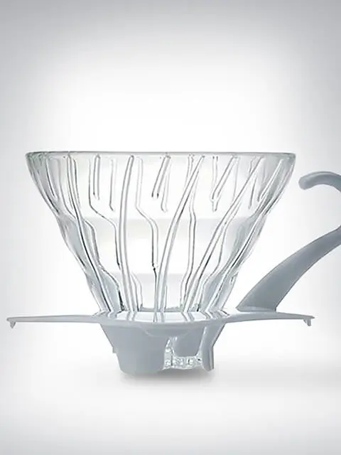 Ein stilvoller Kaffeefilteraufsatz aus Glas mit einem praktischen Griff, ideal für die manuelle Kaffeezubereitung.