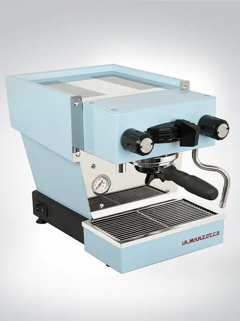 Hellblaue Espressomaschine von La Marzocco mit Siebträger und Dampfdüse