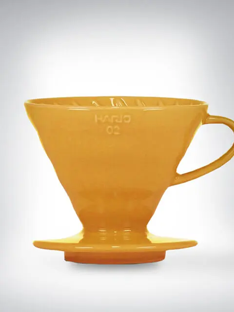 Keramik-Kaffeefilter von Hario in gelber Farbe, Modell V60, vor weißem Hintergrund