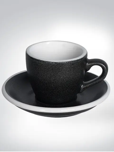 Schwarze Espresso-Tasse mit Untertasse auf weißem Hintergrund