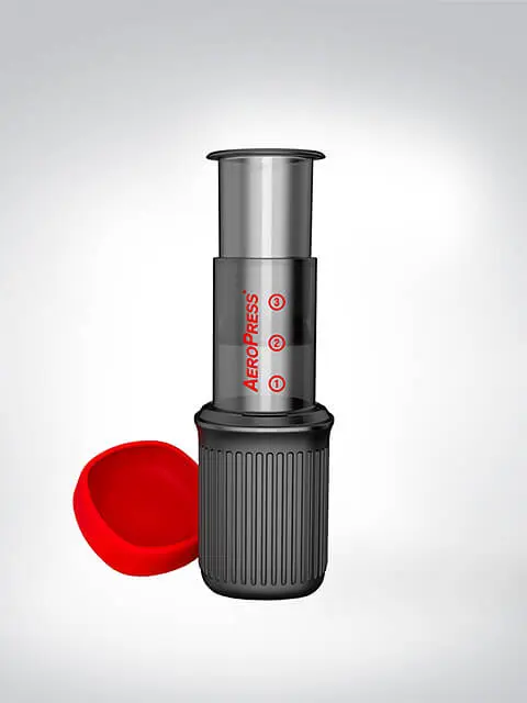 AeroPress Kaffeepresse mit abgenommenem rotem Deckel auf weißem Hintergrund