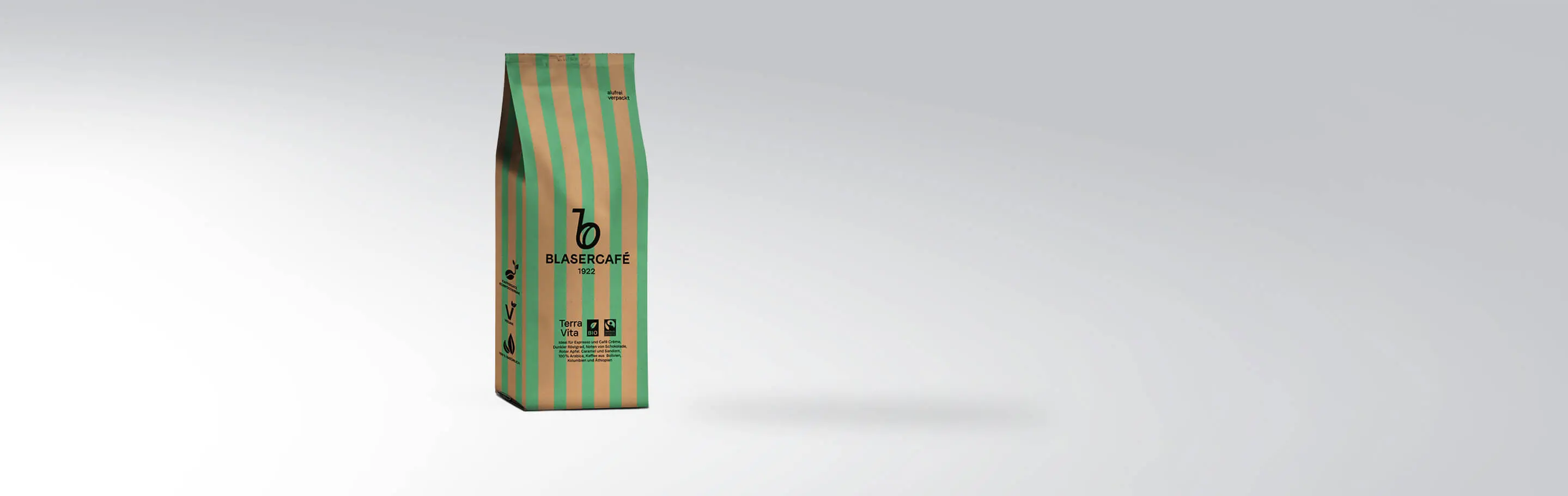Verpackung von Blasercafé Terra Vita Fairtrade Kaffee, 1000g, grün-gold gestreift, mit Eco- und Fairtrade-Siegeln auf hellem Hintergrund