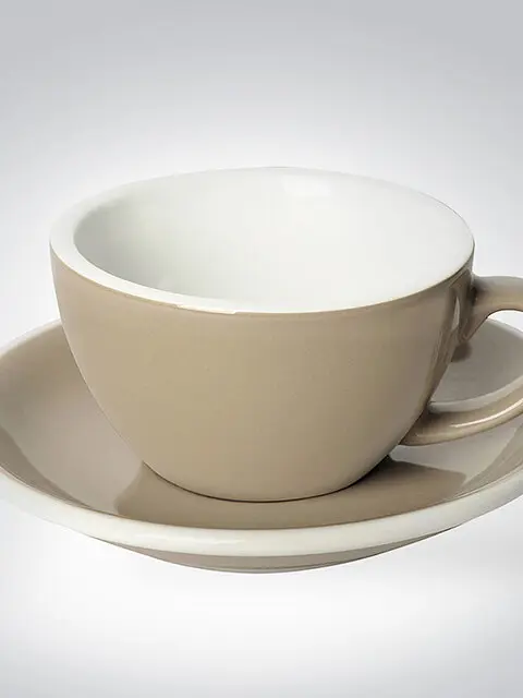 Kaffeetasse mit Untertasse in cremefarbenem Design aus Keramik