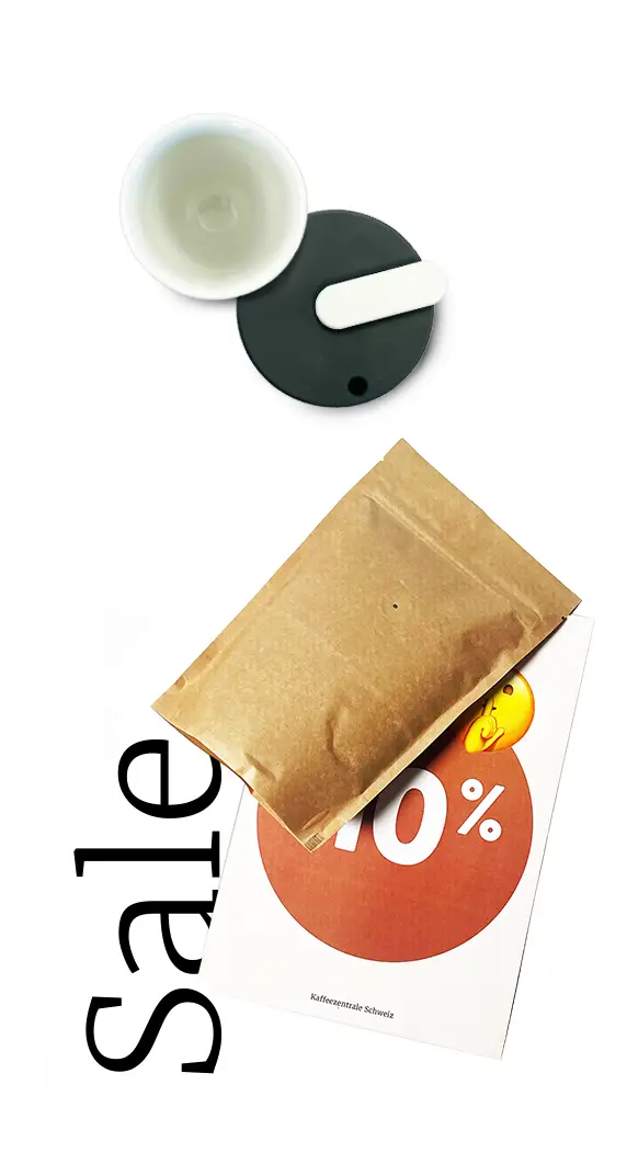 Kaffeetasse, Rabattprospekt und Kaffeeverpackung im Sale